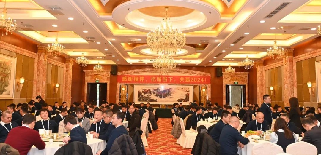 “一路相伴，共赢2024” 东弘国际海事服务集团船员年会盛典